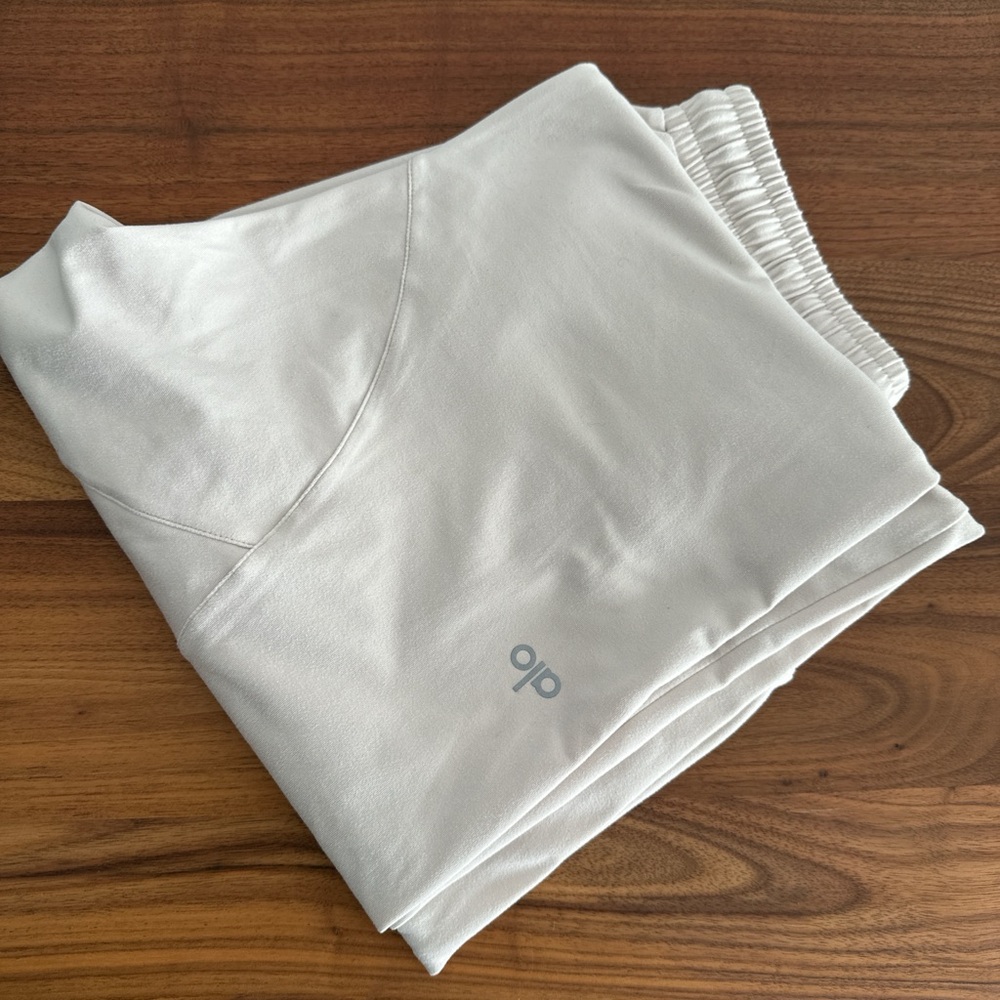 ALO Yoga Drop Crotch Joggers
Women’s Size: S - Picture 9 of 14